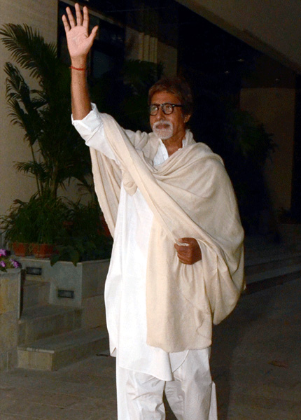 Big B blogs about pain, gets taken aback by media attention